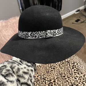 Black Wool Hat with leopard rim 🎩
